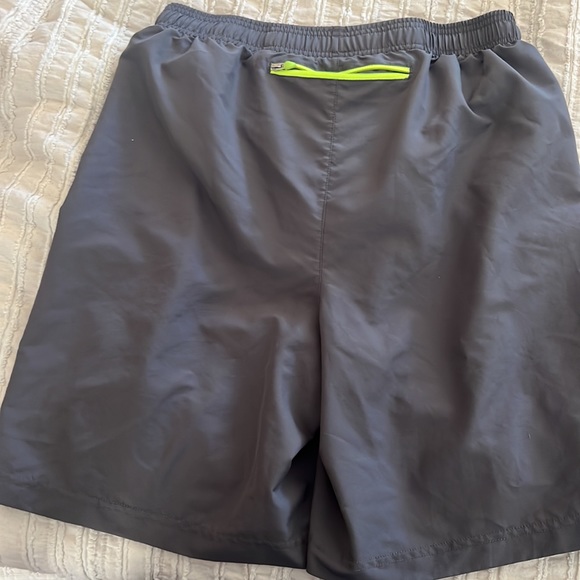 Under Armour Heat Gear Running Shorts - Picture 3 of 3